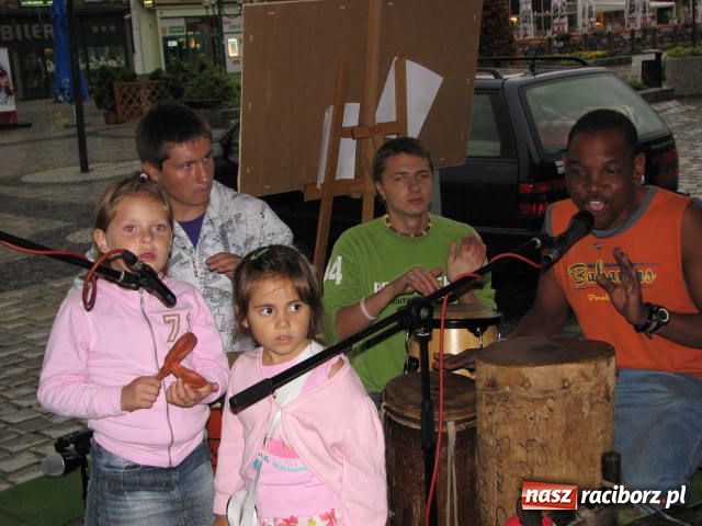 Zdjęcie w galerii na portalu naszraciborz.pl: Afrykańskie rytmy i country na Rynku wiadomości z regionu