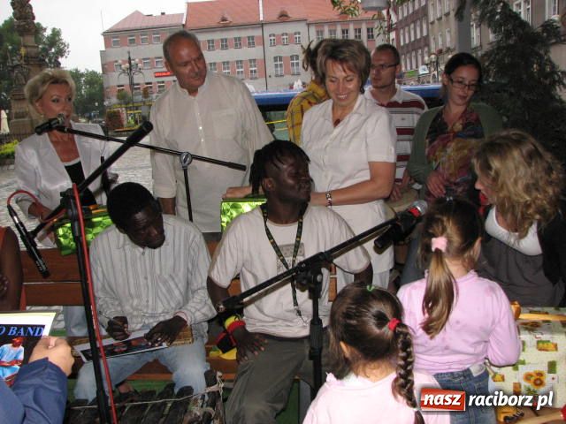 Zdjęcie w galerii na portalu naszraciborz.pl: Afrykańskie rytmy i country na Rynku wiadomości z regionu