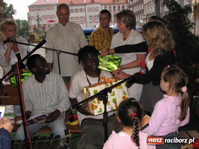 Zdjęcie w galerii na portalu naszraciborz.pl: Afrykańskie rytmy i country na Rynku wiadomości z regionu