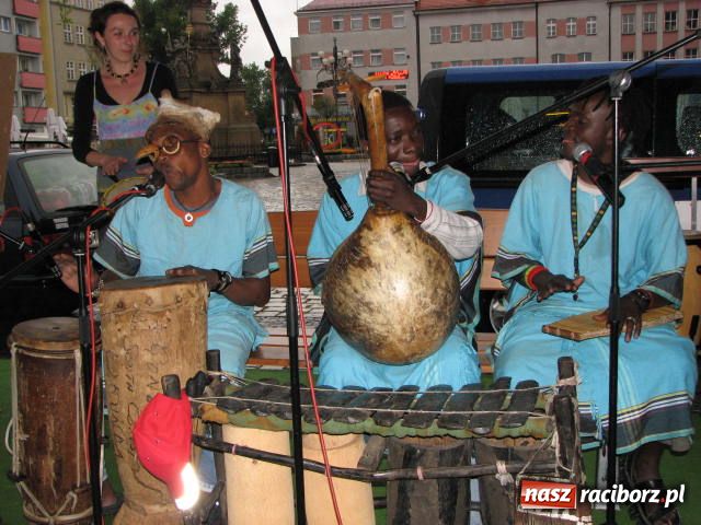 Zdjęcie w galerii na portalu naszraciborz.pl: Afrykańskie rytmy i country na Rynku wiadomości z regionu
