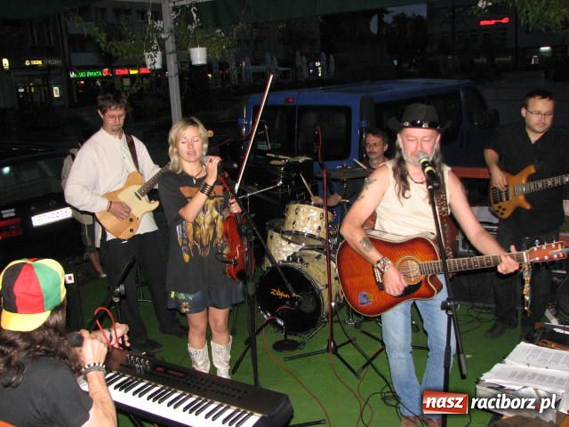 Zdjęcie w galerii na portalu naszraciborz.pl: Afrykańskie rytmy i country na Rynku wiadomości z regionu