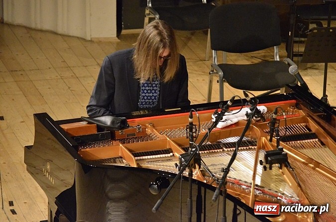 Zdjęcie w galerii na portalu naszraciborz.pl: Leszek Możdżer i orkiestra Aukso zaczarowali publiczność w RCK wiadomości z regionu