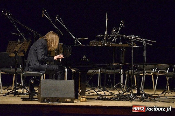 Zdjęcie w galerii na portalu naszraciborz.pl: Leszek Możdżer i orkiestra Aukso zaczarowali publiczność w RCK wiadomości z regionu