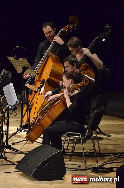 Zdjęcie w galerii na portalu naszraciborz.pl: Leszek Możdżer i orkiestra Aukso zaczarowali publiczność w RCK wiadomości z regionu