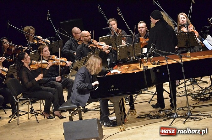 Zdjęcie w galerii na portalu naszraciborz.pl: Leszek Możdżer i orkiestra Aukso zaczarowali publiczność w RCK wiadomości z regionu