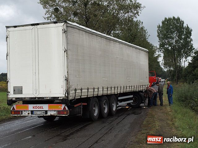 Zdjęcie w galerii na portalu naszraciborz.pl: TIR-y przegrały z deszczem wiadomości z regionu