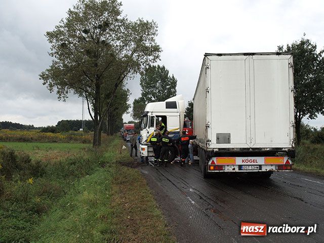 Zdjęcie w galerii na portalu naszraciborz.pl: TIR-y przegrały z deszczem wiadomości z regionu