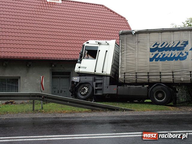 Zdjęcie w galerii na portalu naszraciborz.pl: TIR-y przegrały z deszczem wiadomości z regionu
