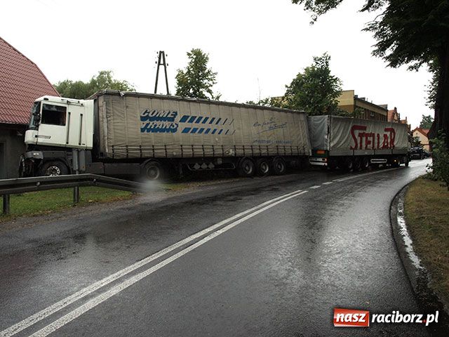 Zdjęcie w galerii na portalu naszraciborz.pl: TIR-y przegrały z deszczem wiadomości z regionu