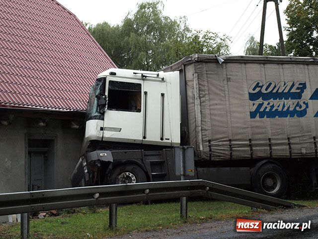 Zdjęcie w galerii na portalu naszraciborz.pl: TIR-y przegrały z deszczem wiadomości z regionu