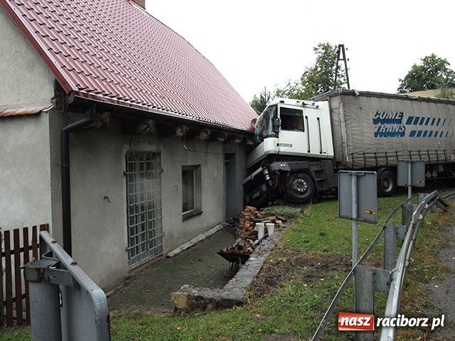 Zdjęcie w galerii na portalu naszraciborz.pl: TIR-y przegrały z deszczem wiadomości z regionu