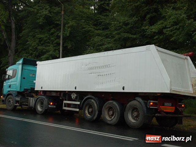 Zdjęcie w galerii na portalu naszraciborz.pl: TIR-y przegrały z deszczem wiadomości z regionu