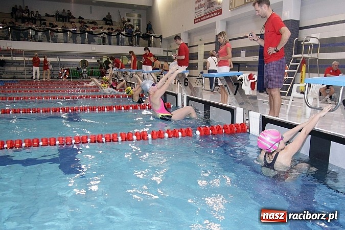 Zdjęcie w galerii na portalu naszraciborz.pl: Pływanie. Rekordowe mikołajki w H2Ostróg wiadomości z regionu