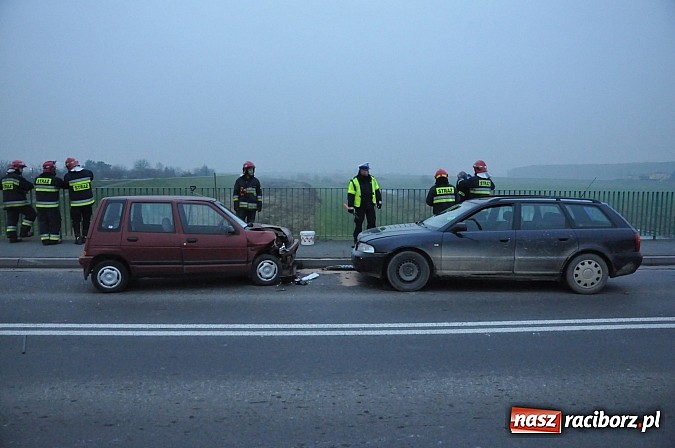 Zdjęcie w galerii na portalu naszraciborz.pl: Zderzenie przed mostem na Rybnickiej. Kierująca tico nagle zjechała na przeciwny pas ruchu. Powstały ogromne korki wiadomości z regionu