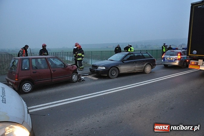 Zdjęcie w galerii na portalu naszraciborz.pl: Zderzenie przed mostem na Rybnickiej. Kierująca tico nagle zjechała na przeciwny pas ruchu. Powstały ogromne korki wiadomości z regionu