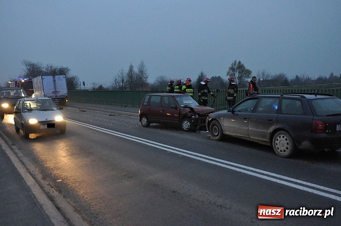 Zdjęcie w galerii na portalu naszraciborz.pl: Zderzenie przed mostem na Rybnickiej. Kierująca tico nagle zjechała na przeciwny pas ruchu. Powstały ogromne korki wiadomości z regionu