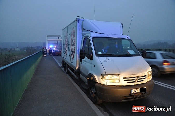 Zdjęcie w galerii na portalu naszraciborz.pl: Zderzenie przed mostem na Rybnickiej. Kierująca tico nagle zjechała na przeciwny pas ruchu. Powstały ogromne korki wiadomości z regionu