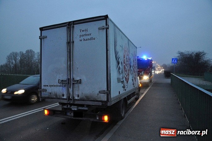 Zdjęcie w galerii na portalu naszraciborz.pl: Zderzenie przed mostem na Rybnickiej. Kierująca tico nagle zjechała na przeciwny pas ruchu. Powstały ogromne korki wiadomości z regionu
