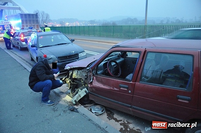 Zdjęcie w galerii na portalu naszraciborz.pl: Zderzenie przed mostem na Rybnickiej. Kierująca tico nagle zjechała na przeciwny pas ruchu. Powstały ogromne korki wiadomości z regionu