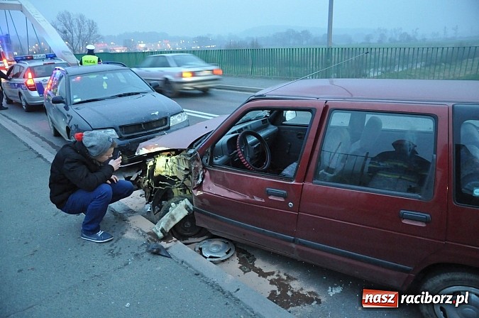 Zdjęcie w galerii na portalu naszraciborz.pl: Zderzenie przed mostem na Rybnickiej. Kierująca tico nagle zjechała na przeciwny pas ruchu. Powstały ogromne korki wiadomości z regionu