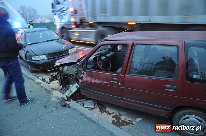 Zdjęcie w galerii na portalu naszraciborz.pl: Zderzenie przed mostem na Rybnickiej. Kierująca tico nagle zjechała na przeciwny pas ruchu. Powstały ogromne korki wiadomości z regionu
