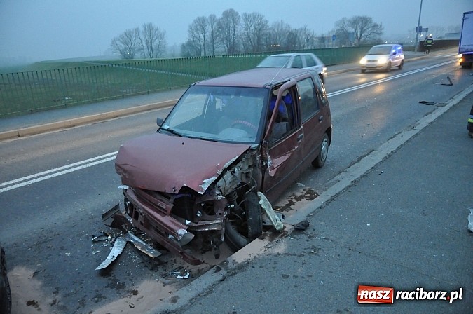 Zdjęcie w galerii na portalu naszraciborz.pl: Zderzenie przed mostem na Rybnickiej. Kierująca tico nagle zjechała na przeciwny pas ruchu. Powstały ogromne korki wiadomości z regionu