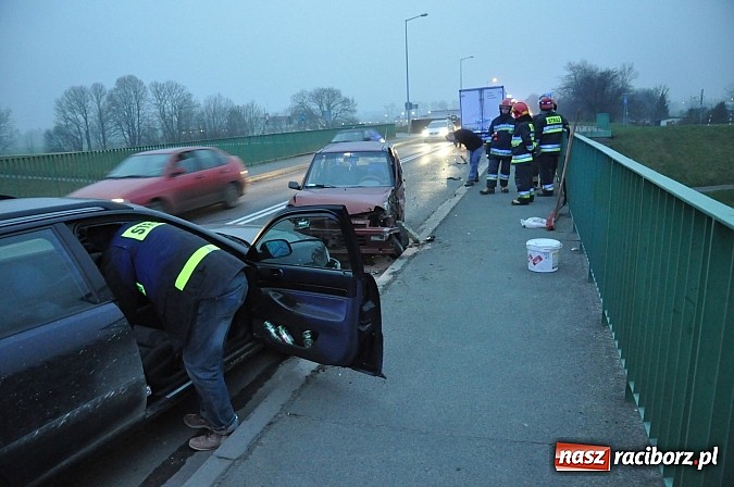 Zdjęcie w galerii na portalu naszraciborz.pl: Zderzenie przed mostem na Rybnickiej. Kierująca tico nagle zjechała na przeciwny pas ruchu. Powstały ogromne korki wiadomości z regionu
