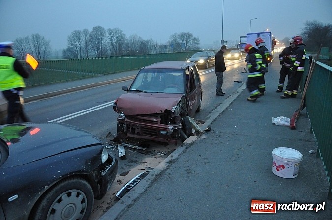 Zdjęcie w galerii na portalu naszraciborz.pl: Zderzenie przed mostem na Rybnickiej. Kierująca tico nagle zjechała na przeciwny pas ruchu. Powstały ogromne korki wiadomości z regionu