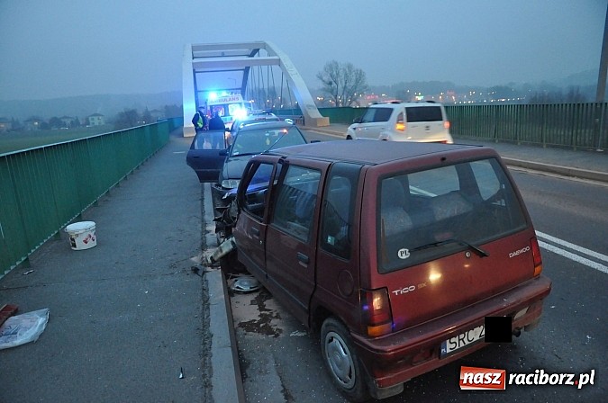 Zdjęcie w galerii na portalu naszraciborz.pl: Zderzenie przed mostem na Rybnickiej. Kierująca tico nagle zjechała na przeciwny pas ruchu. Powstały ogromne korki wiadomości z regionu