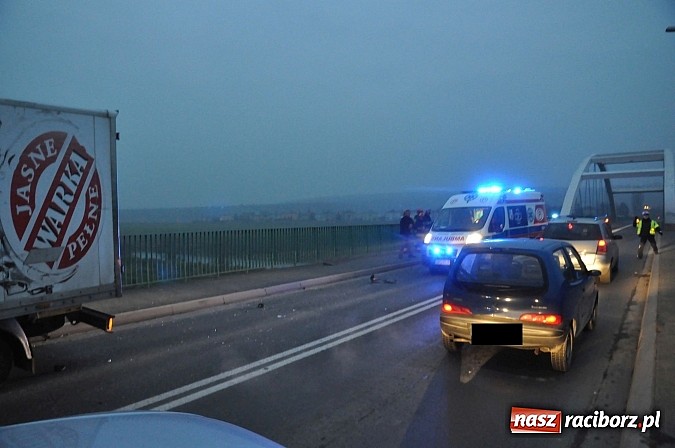 Zdjęcie w galerii na portalu naszraciborz.pl: Zderzenie przed mostem na Rybnickiej. Kierująca tico nagle zjechała na przeciwny pas ruchu. Powstały ogromne korki wiadomości z regionu