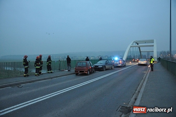 Zdjęcie w galerii na portalu naszraciborz.pl: Zderzenie przed mostem na Rybnickiej. Kierująca tico nagle zjechała na przeciwny pas ruchu. Powstały ogromne korki wiadomości z regionu