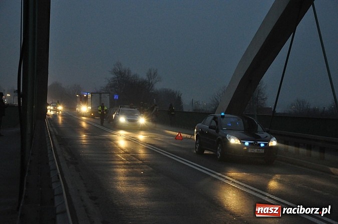 Zdjęcie w galerii na portalu naszraciborz.pl: Zderzenie przed mostem na Rybnickiej. Kierująca tico nagle zjechała na przeciwny pas ruchu. Powstały ogromne korki wiadomości z regionu