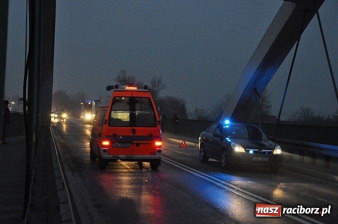 Zdjęcie w galerii na portalu naszraciborz.pl: Zderzenie przed mostem na Rybnickiej. Kierująca tico nagle zjechała na przeciwny pas ruchu. Powstały ogromne korki wiadomości z regionu