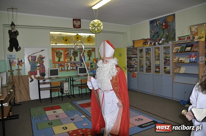 Zdjęcie w galerii na portalu naszraciborz.pl: Św. Mikołaj odwiedził uczniów w SP 18 wiadomości z regionu