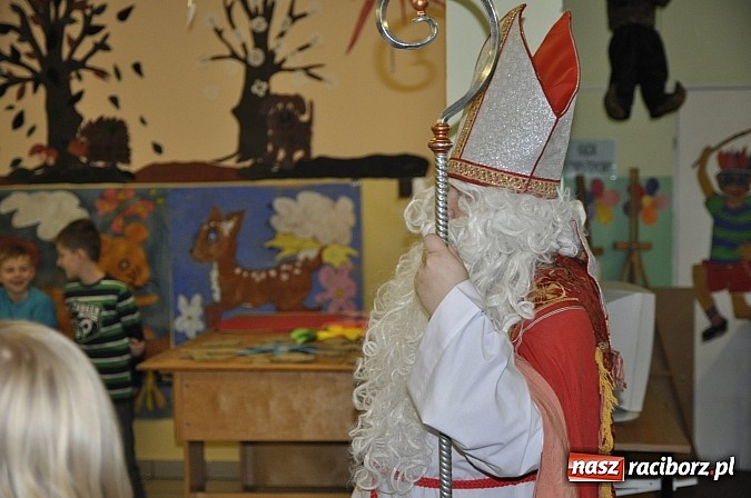 Zdjęcie w galerii na portalu naszraciborz.pl: Św. Mikołaj odwiedził uczniów w SP 18 wiadomości z regionu