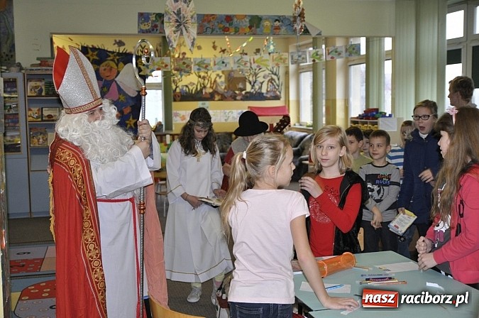 Zdjęcie w galerii na portalu naszraciborz.pl: Św. Mikołaj odwiedził uczniów w SP 18 wiadomości z regionu