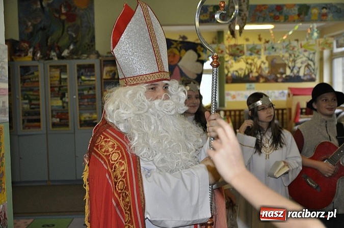 Zdjęcie w galerii na portalu naszraciborz.pl: Św. Mikołaj odwiedził uczniów w SP 18 wiadomości z regionu