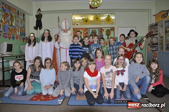 Zdjęcie w galerii na portalu naszraciborz.pl: Św. Mikołaj odwiedził uczniów w SP 18 wiadomości z regionu