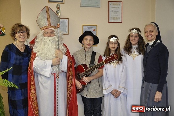 Zdjęcie w galerii na portalu naszraciborz.pl: Św. Mikołaj odwiedził uczniów w SP 18 wiadomości z regionu