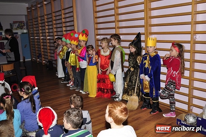 Zdjęcie w galerii na portalu naszraciborz.pl: Św. Mikołaj odwiedził uczniów w SP 18 wiadomości z regionu