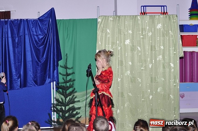 Zdjęcie w galerii na portalu naszraciborz.pl: Św. Mikołaj odwiedził uczniów w SP 18 wiadomości z regionu