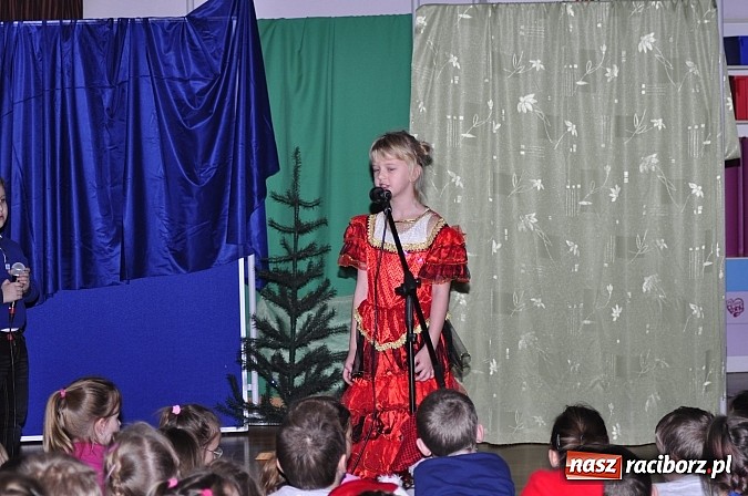 Zdjęcie w galerii na portalu naszraciborz.pl: Św. Mikołaj odwiedził uczniów w SP 18 wiadomości z regionu