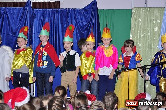 Zdjęcie w galerii na portalu naszraciborz.pl: Św. Mikołaj odwiedził uczniów w SP 18 wiadomości z regionu