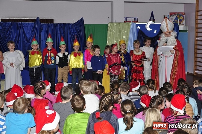 Zdjęcie w galerii na portalu naszraciborz.pl: Św. Mikołaj odwiedził uczniów w SP 18 wiadomości z regionu