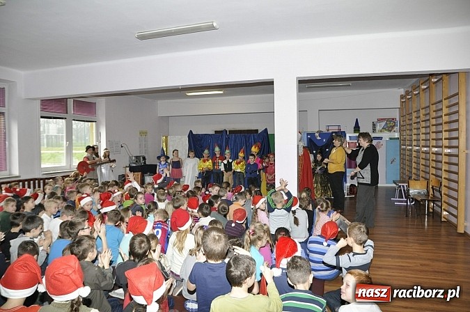 Zdjęcie w galerii na portalu naszraciborz.pl: Św. Mikołaj odwiedził uczniów w SP 18 wiadomości z regionu