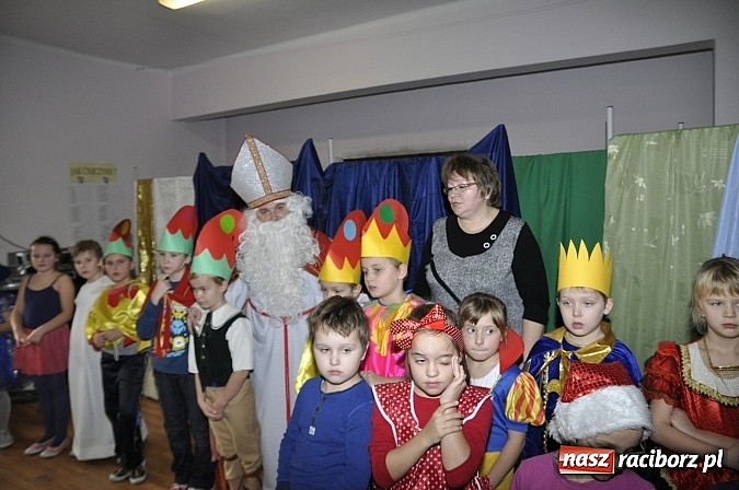 Zdjęcie w galerii na portalu naszraciborz.pl: Św. Mikołaj odwiedził uczniów w SP 18 wiadomości z regionu