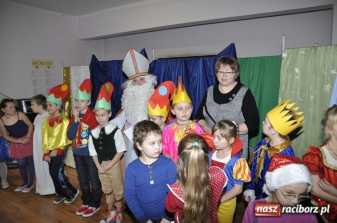 Zdjęcie w galerii na portalu naszraciborz.pl: Św. Mikołaj odwiedził uczniów w SP 18 wiadomości z regionu