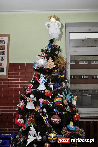 Zdjęcie w galerii na portalu naszraciborz.pl: Św. Mikołaj odwiedził uczniów w SP 18 wiadomości z regionu