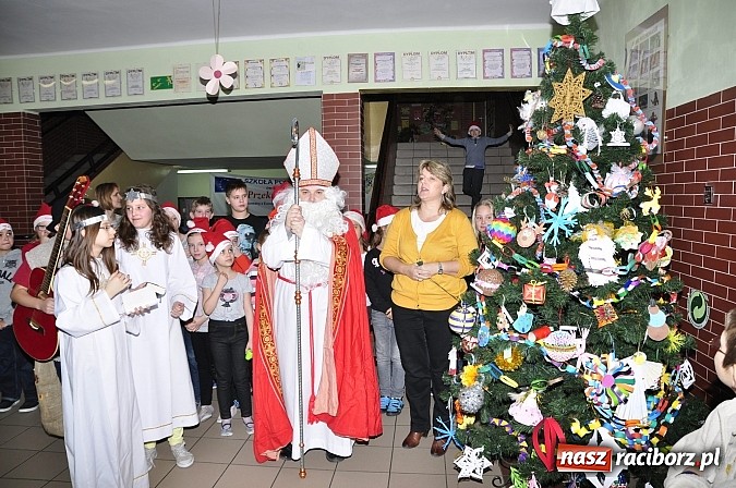Zdjęcie w galerii na portalu naszraciborz.pl: Św. Mikołaj odwiedził uczniów w SP 18 wiadomości z regionu