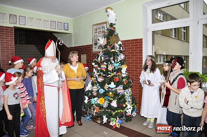 Zdjęcie w galerii na portalu naszraciborz.pl: Św. Mikołaj odwiedził uczniów w SP 18 wiadomości z regionu